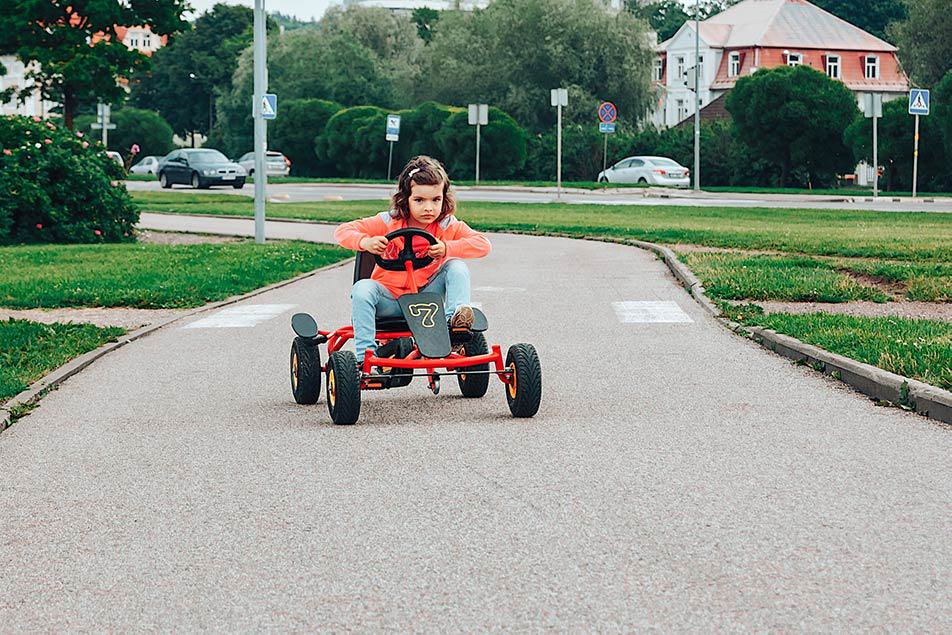 bambina in go kart a pedali