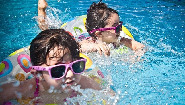 bambini nuotano in piscina