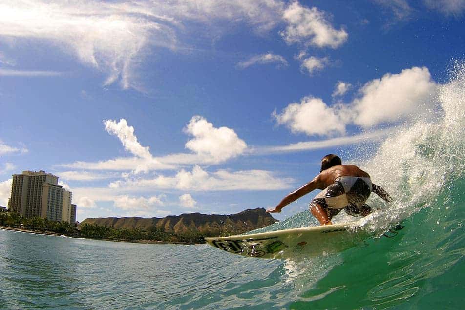 bambino cavalca onda su surf