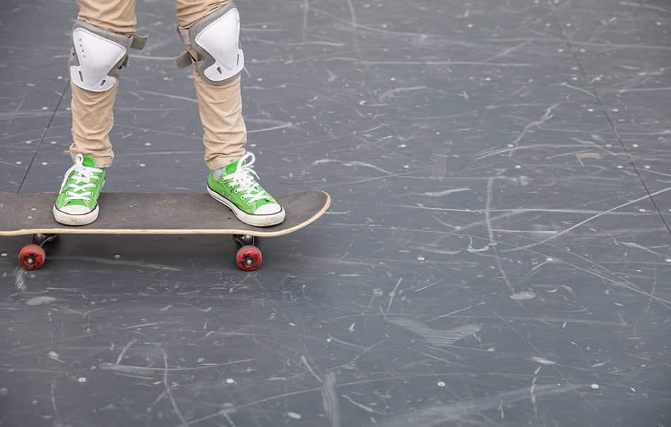 bambino con protezioni skate