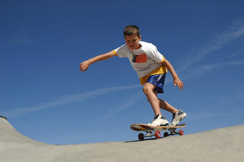 bambino su rampa da skate