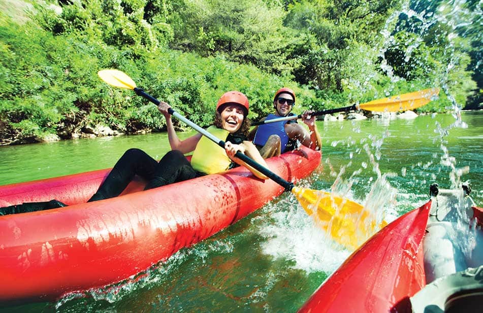 coppia in canoa sul fiume