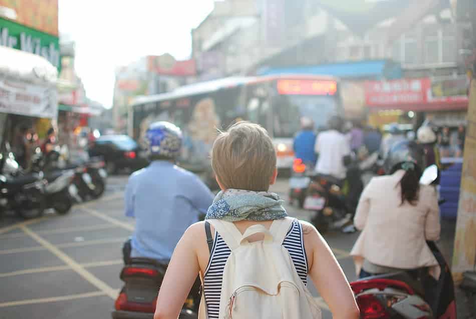 ragazza viaggio in città zaino in spalla